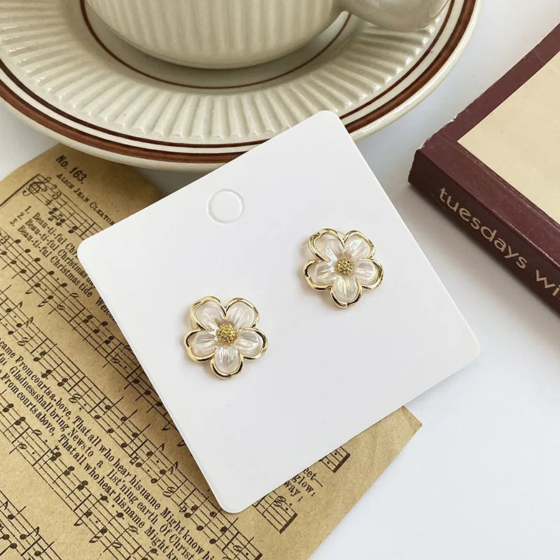 Cute Small White Flower Earrings for Women Party Golden Acrylic Plant Floral Stud Earrings Wedding Party Elegant Korean Jewelry