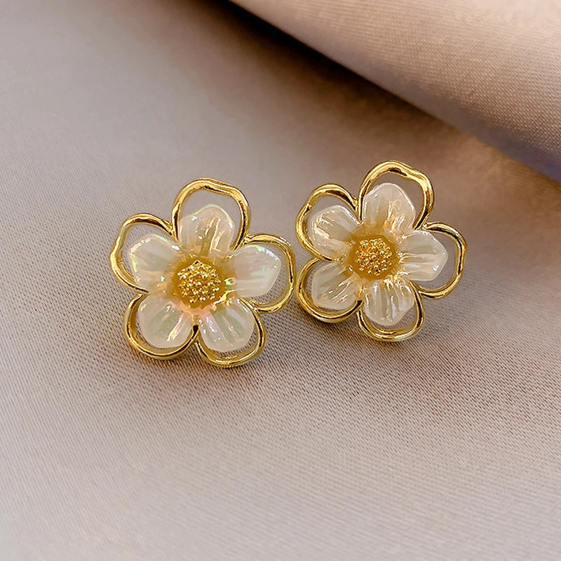 Cute Small White Flower Earrings for Women Party Golden Acrylic Plant Floral Stud Earrings Wedding Party Elegant Korean Jewelry