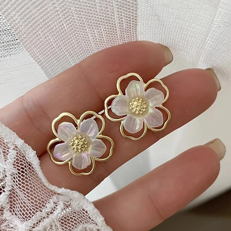 Cute Small White Flower Earrings for Women Party Golden Acrylic Plant Floral Stud Earrings Wedding Party Elegant Korean Jewelry