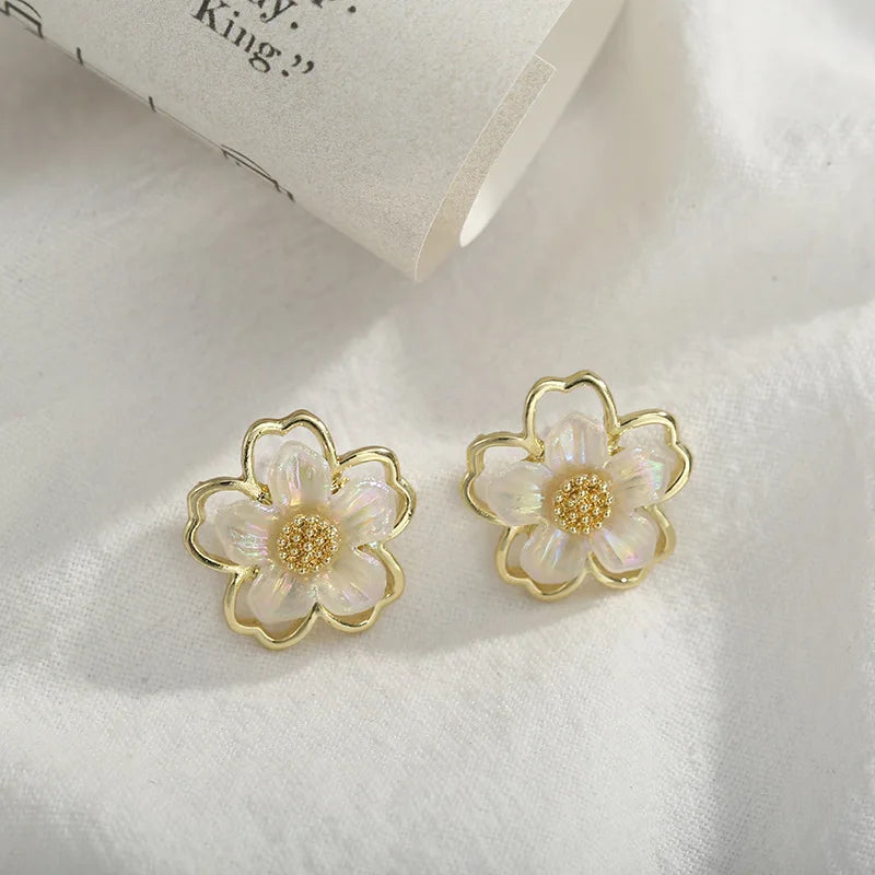 Cute Small White Flower Earrings for Women Party Golden Acrylic Plant Floral Stud Earrings Wedding Party Elegant Korean Jewelry