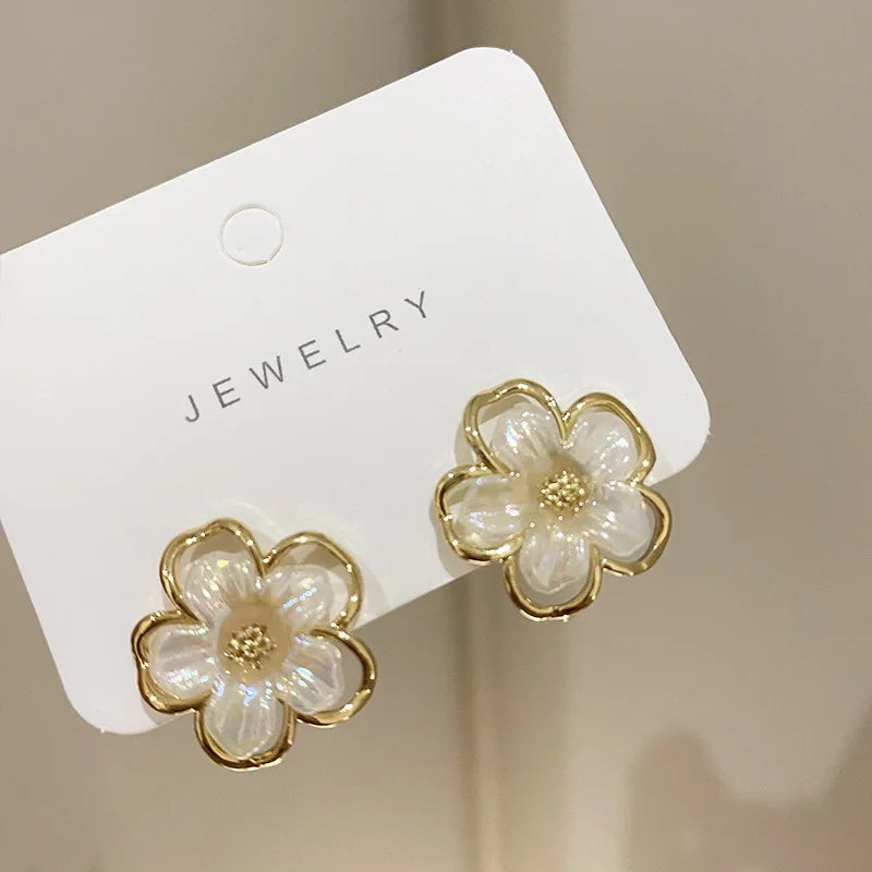 Cute Small White Flower Earrings for Women Party Golden Acrylic Plant Floral Stud Earrings Wedding Party Elegant Korean Jewelry